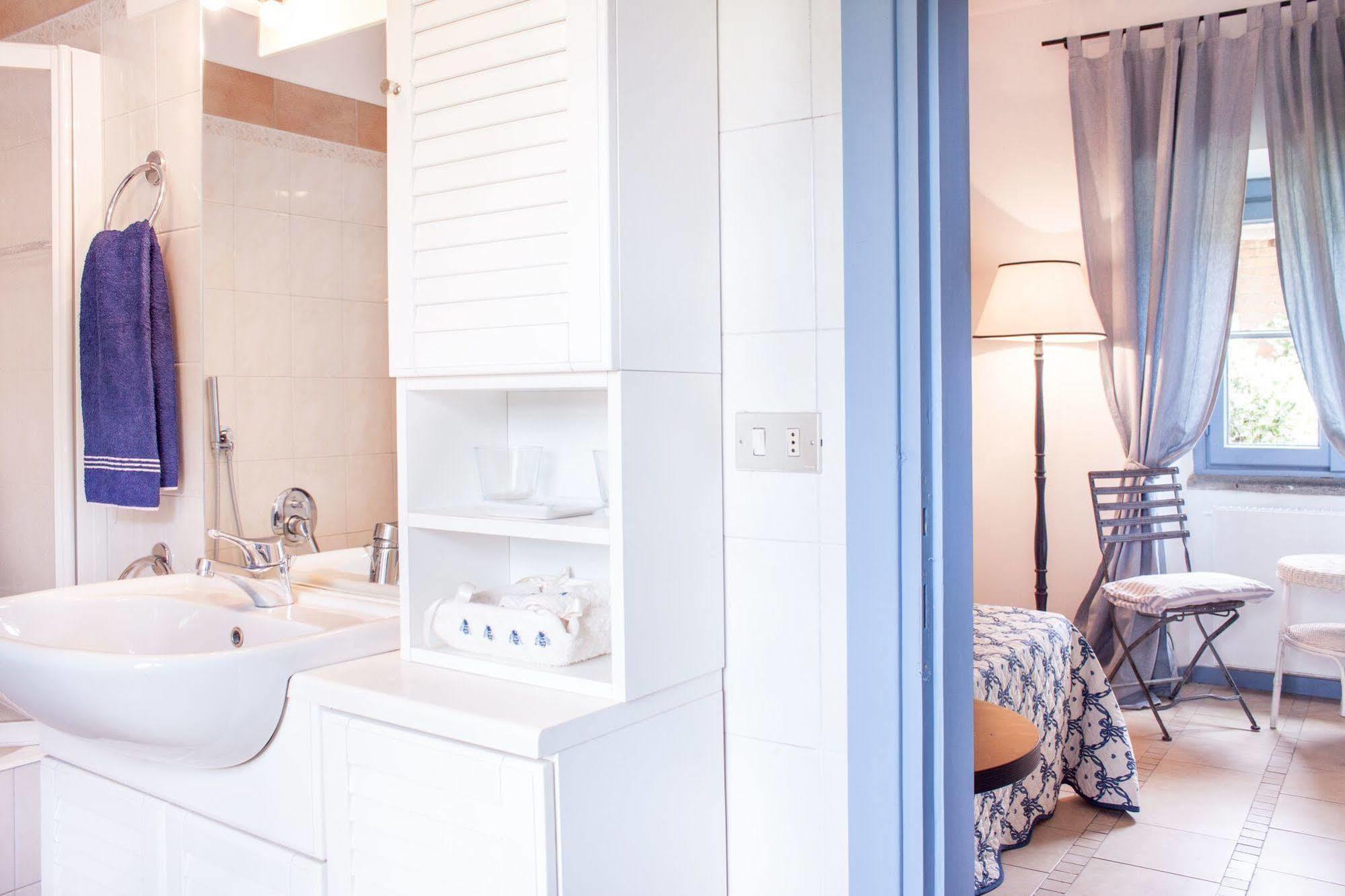 Casa La Viola Blu Bed & Breakfast เชอร์นอบบิโอ ภายนอก รูปภาพ